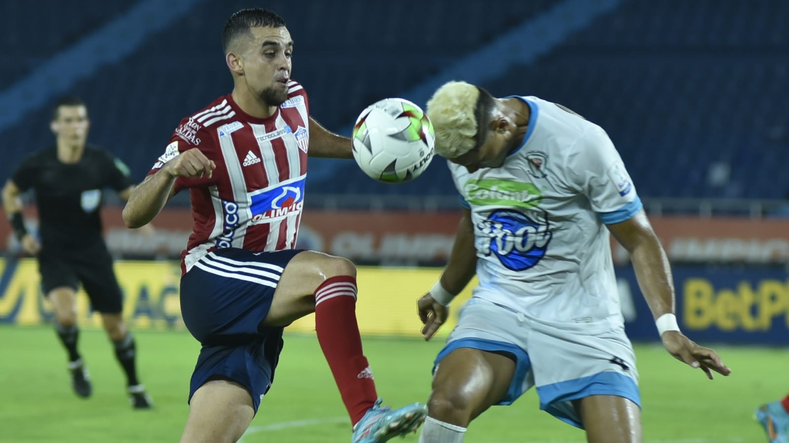 Daniel Giraldo impidiendo un ataque visitante.