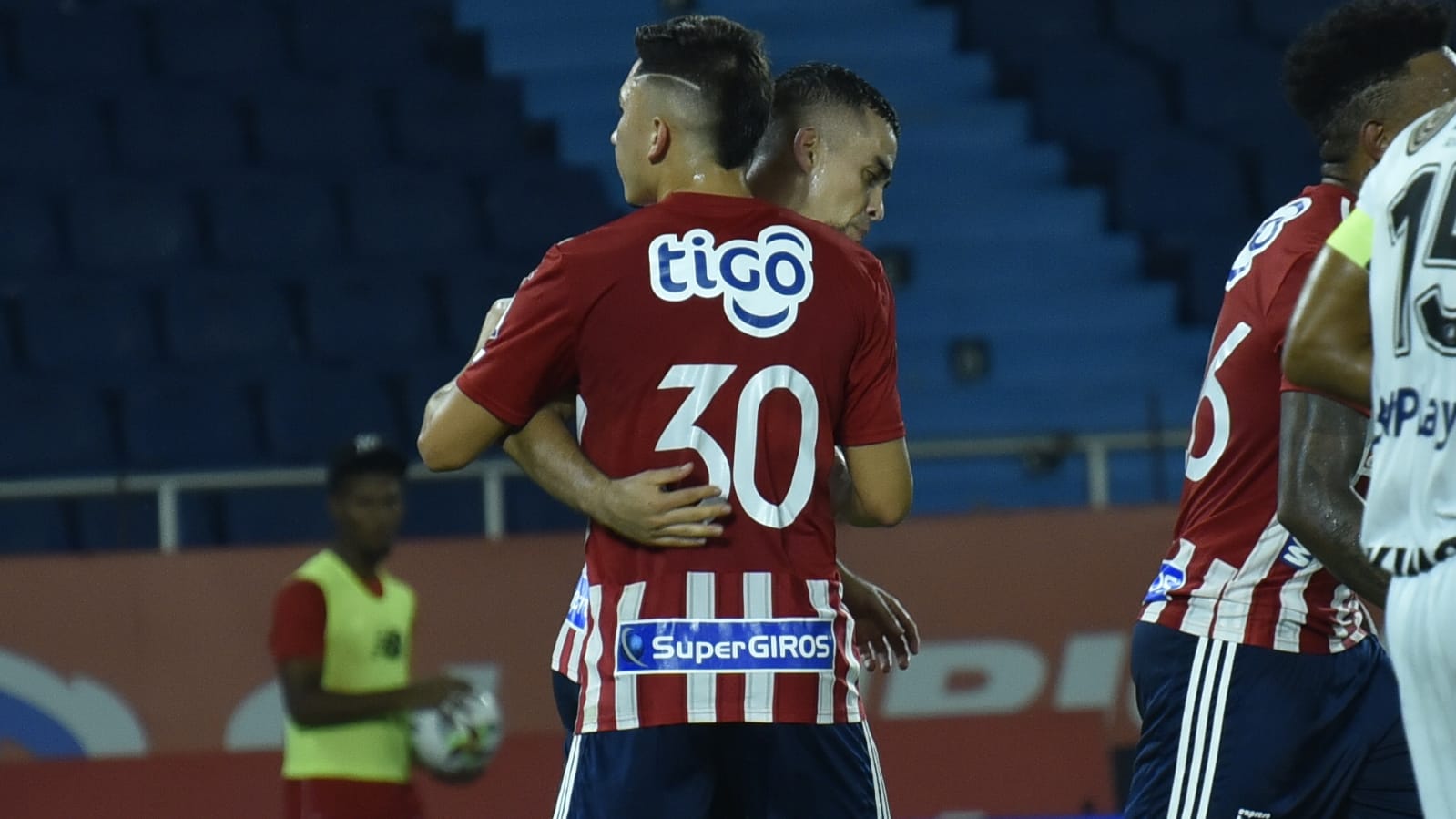 Fabián Ángel celebrando el empate 2-2 con Daniel Giraldo.