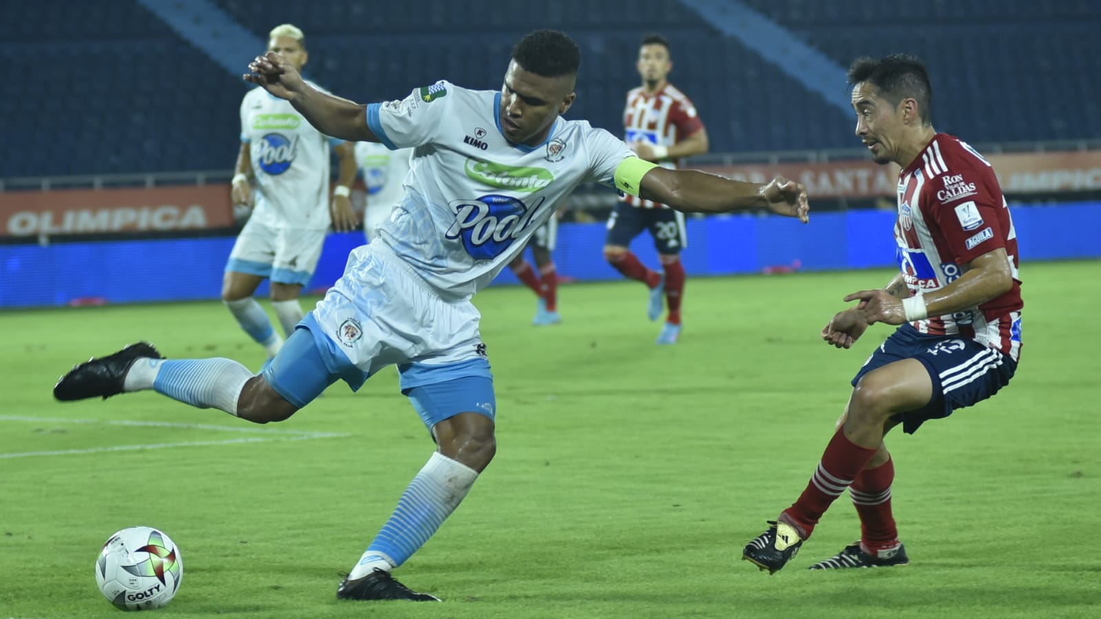 Fabián Sambueza controlando la llegada de los cordobeses.