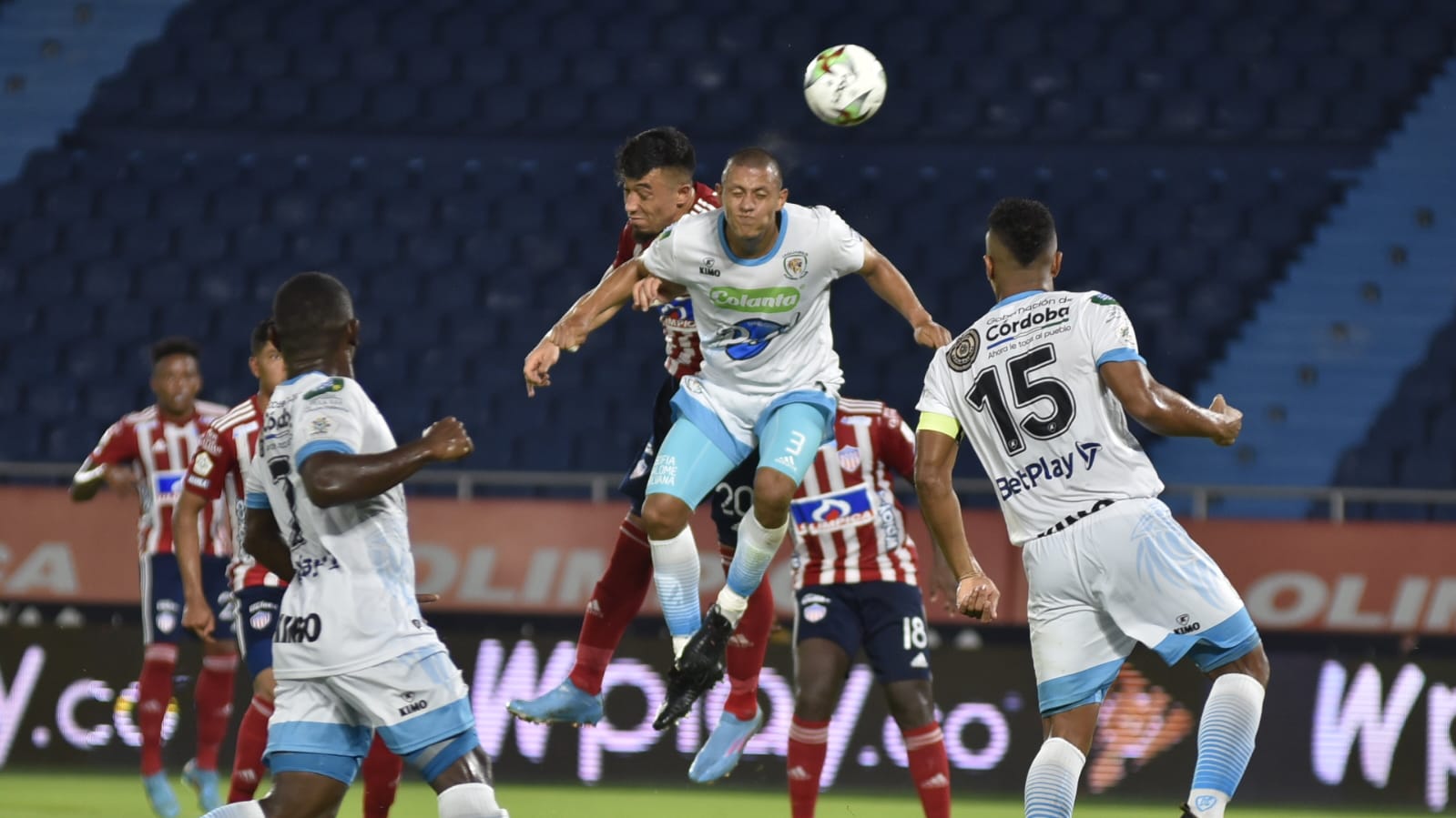 Fernando Uribe en jugada aérea.