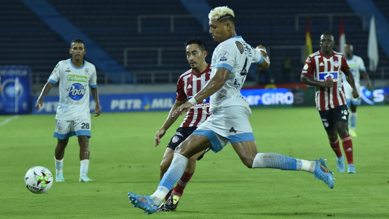 Jaguares ofendiendo al Junior.