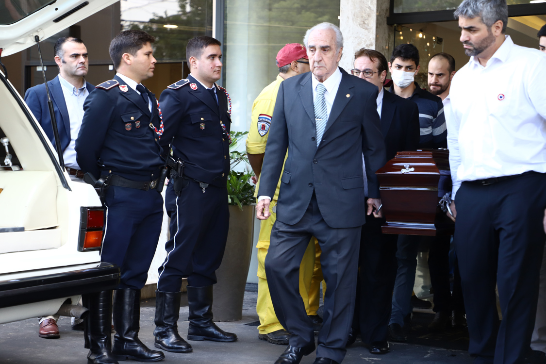 El padre del fiscal asesinado en Colombia Marcelo Pecci, Francisco Pecci, carga el ataúd con los restos de su hijo Marcelo Pecci hoy, en el Salón Velatorio Memorial, en Asunción (Paraguay). 