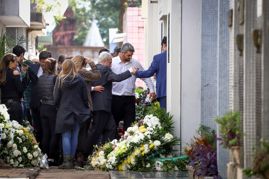 Familiares del Fiscal asesinado Marcelo Pecci ingresan el féretro al panteón de la familia hoy, en el Cementerio de la Recoleta de Asunción (Paraguay).