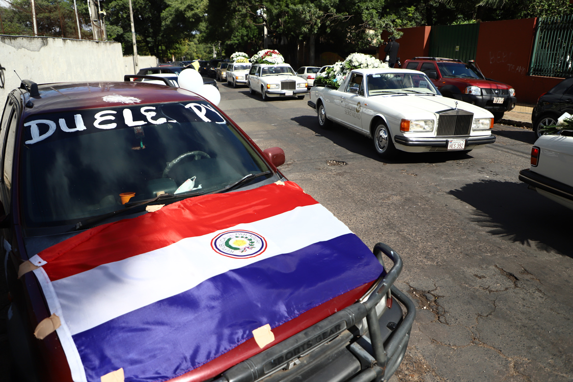 Varias personas acuden al velatorio del fiscal asesinado en Colombia Marcelo Pecci hoy, en el Salón Velatorio Memorial, en Asunción (Paraguay). 