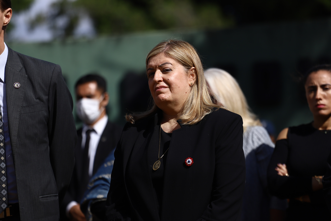 La fiscal general, Sandra Quiñónez , asiste a la sepultura del fiscal asesinado en Colombia Marcelo Pecci hoy, en el Cementerio de la Recoleta de Asunción (Paraguay).