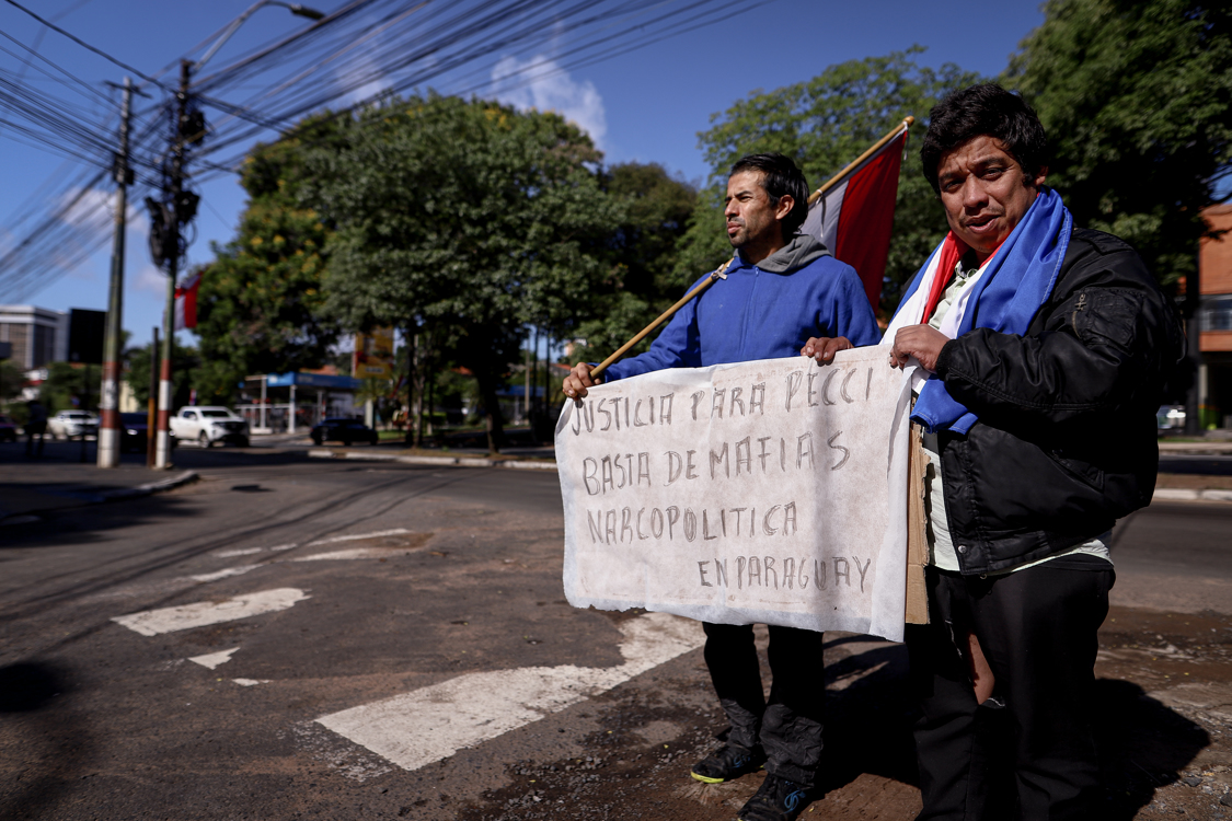Dos personas acuden al velatorio del fiscal asesinado en Colombia Marcelo Pecci hoy, en el Salón Velatorio Memorial, en Asunción (Paraguay). 