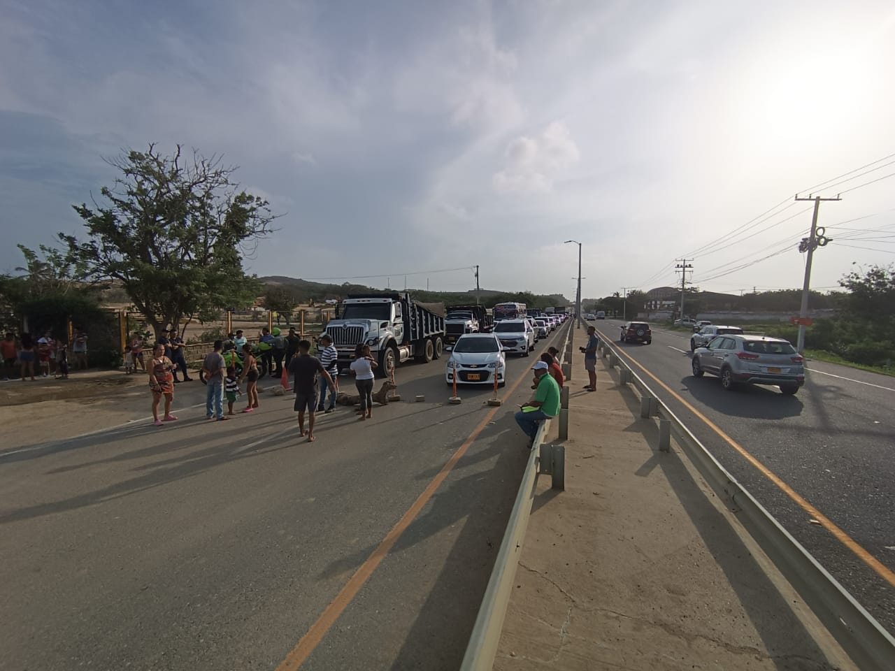 Gigante trancón en la Vía al Mar por bloqueo en Salgar