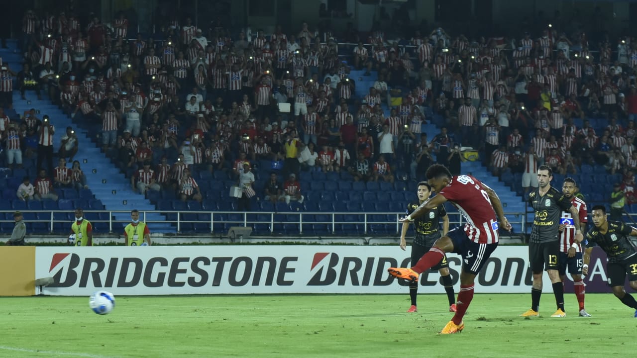Remate de tiro penal de Miguel Ángel Borja para el 1-0.
