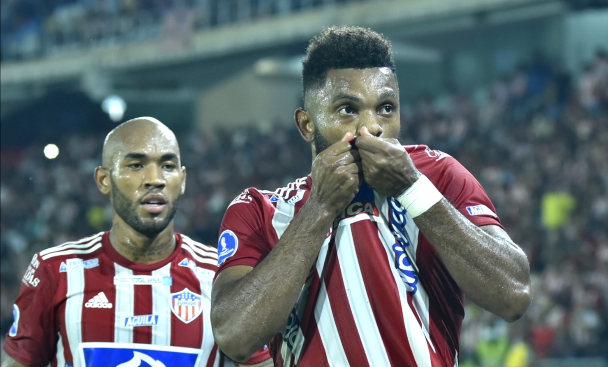 Miguel Ángel Borja festejando el primer gol con Freddy Hinestroza.