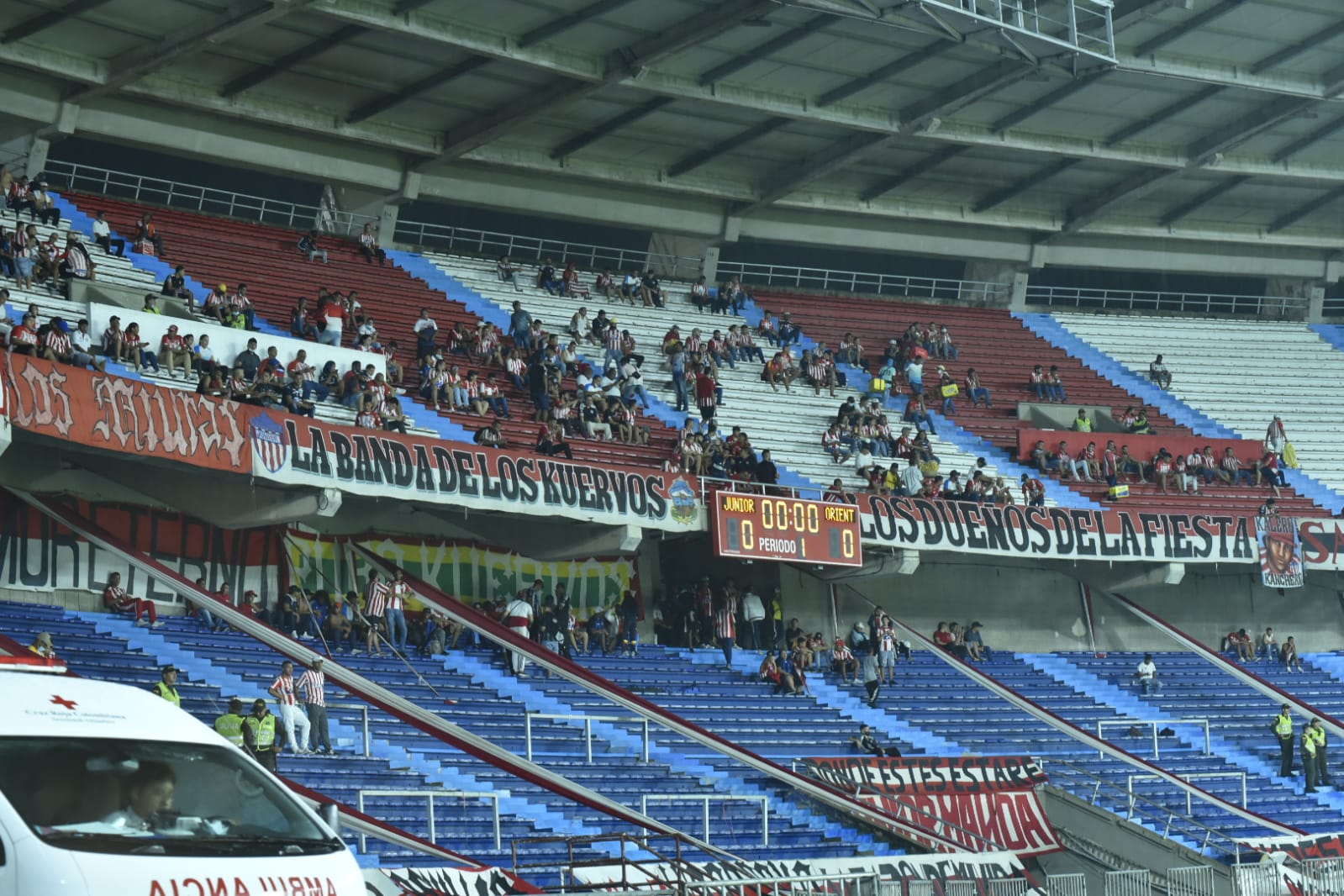 Aficionados en las tribunas.Lo