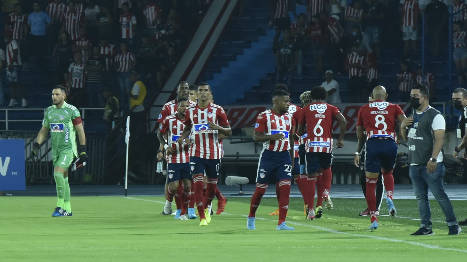 Jugadores de Junior en el calentamiento previo al partido.