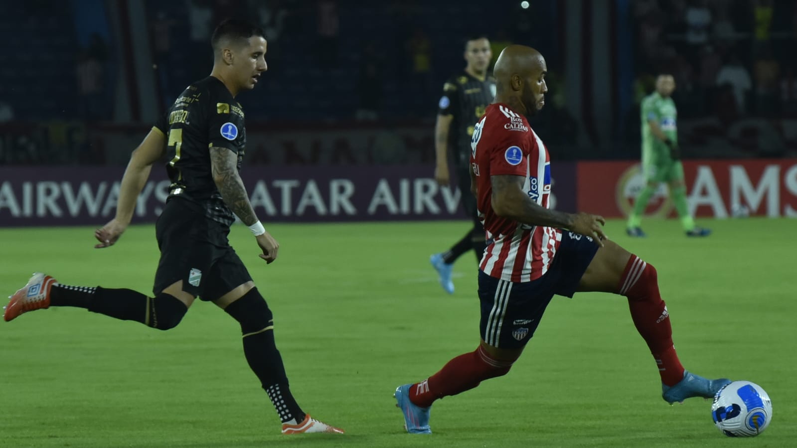 Freddy Hinestroza en función ofensiva.