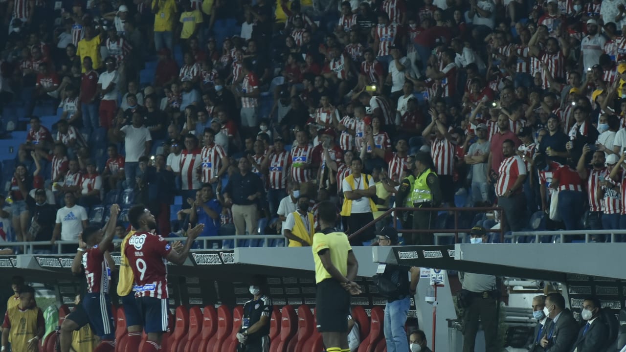 Miguel Ángel Borja celebrando con las tribunas.