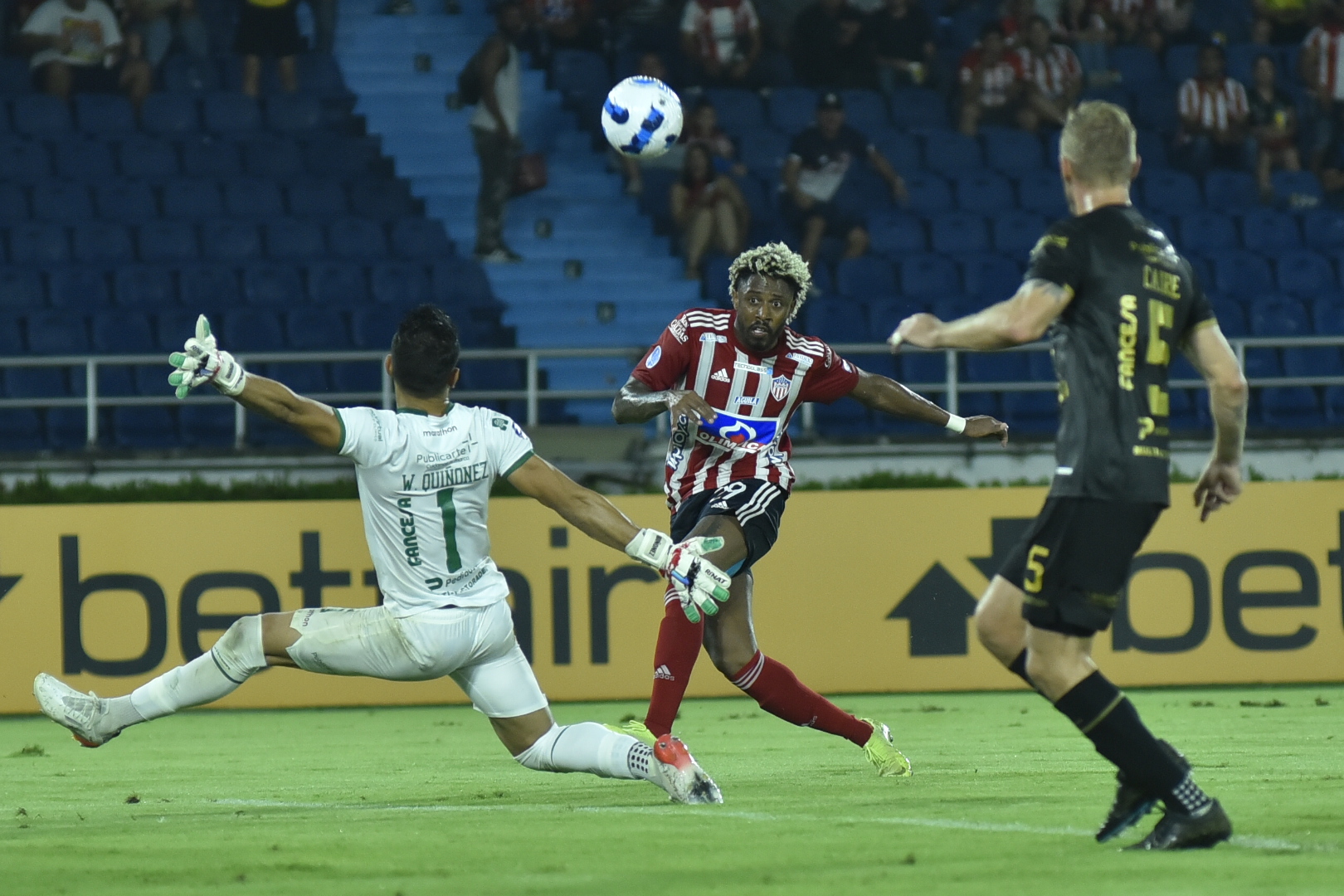 Omar Albornoz rematando al arco de Wilson Quiñonez.