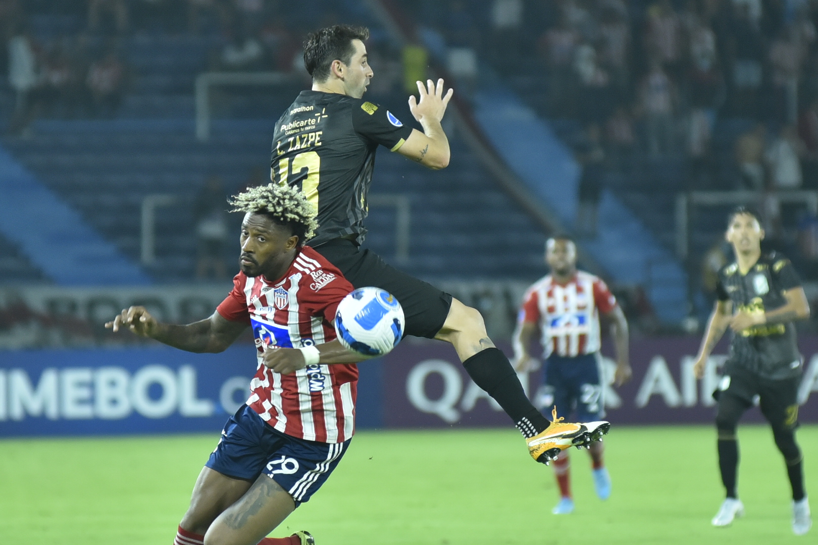 Omar Albornoz disputando el balón.