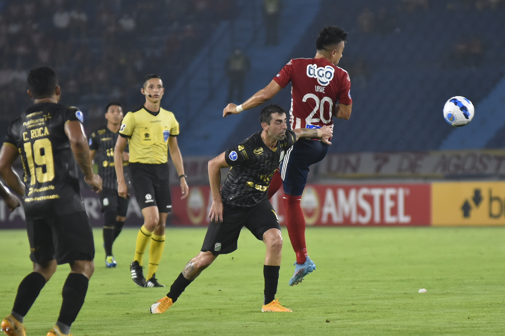 Fernando Uribe intentando un remate de cabeza.