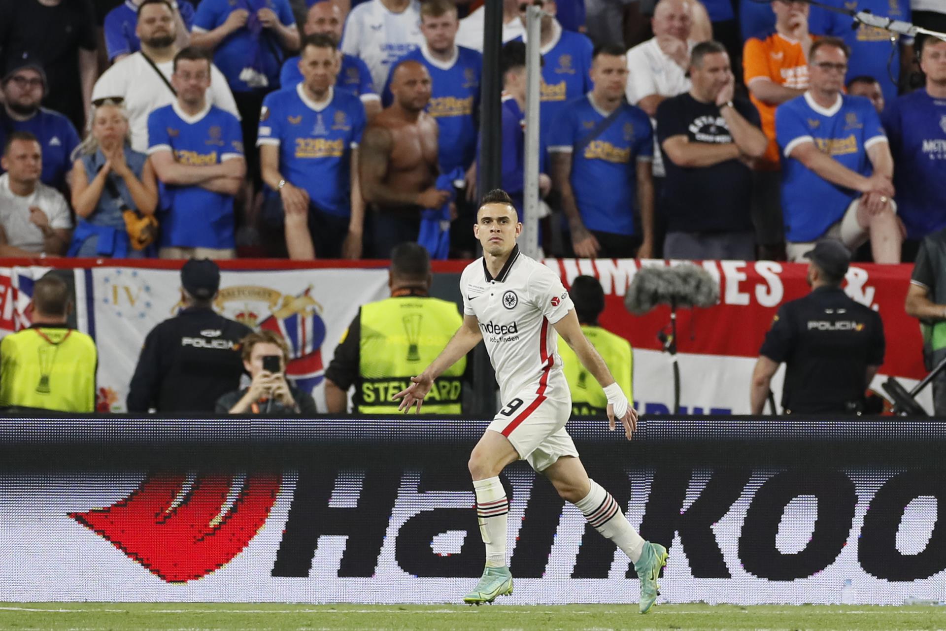 Rafael Santos celebra tras ganar el título. 