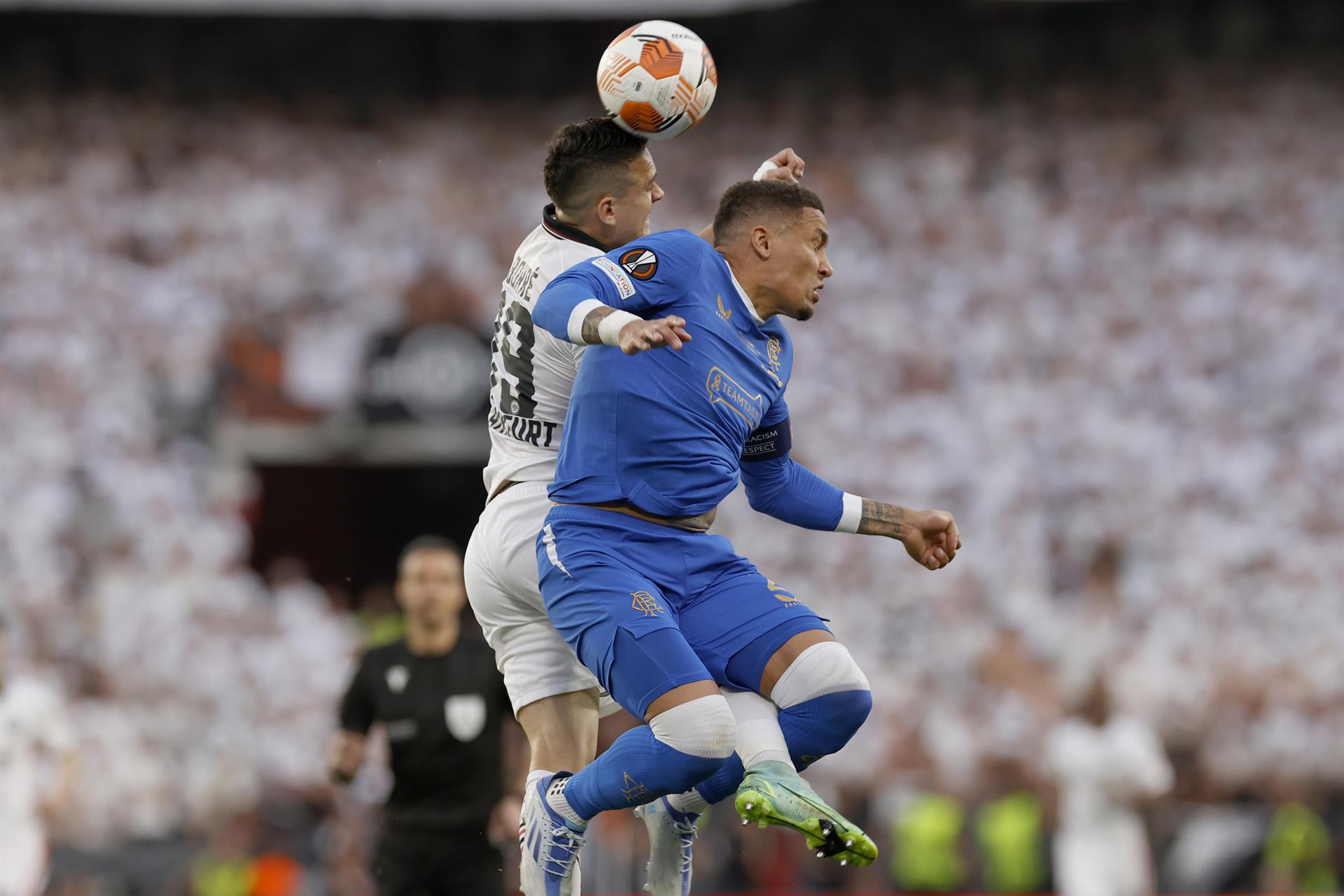 Rafael Santos Borré disputando la pelota con un rival. 