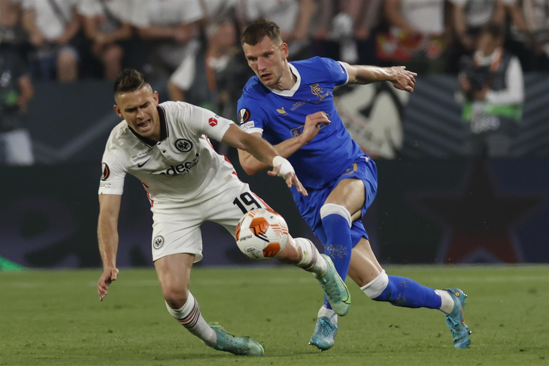 Rafael Santos Borré marcando la salida de los rivales. 