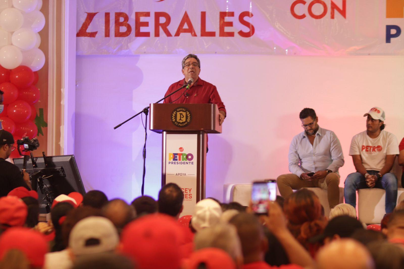 Al oficializar su adhesión a la campaña presidencial del candidato por el Pacto Histórico, Gustavo Petro, el representante electo, Dolcey Torres, ratificó ese apoyo con una convocatoria de amigos liberales que concentró en el Hotel el Prado.   En su discurso, Torres aseguró que su adhesión a la campaña de un ‘Cambio por la vida’ se da porque las propuestas de Gustavo Petro van en la misma línea de las banderas que él propuso para llegar a la Cámara de Representantes.    “Fueron más de 60 mil personas las qu