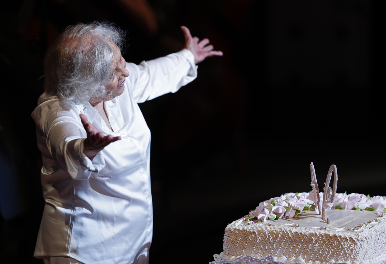 La periodista y escritora mexicana Elena Poniatowska recibe un homenaje por su cumpleaños, hoy, en el Palacio de Bellas Artes de Ciudad de México (México). 