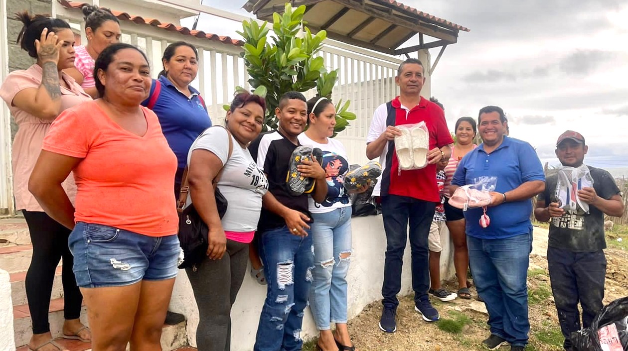 Entrega de mercancías a los habitantes.