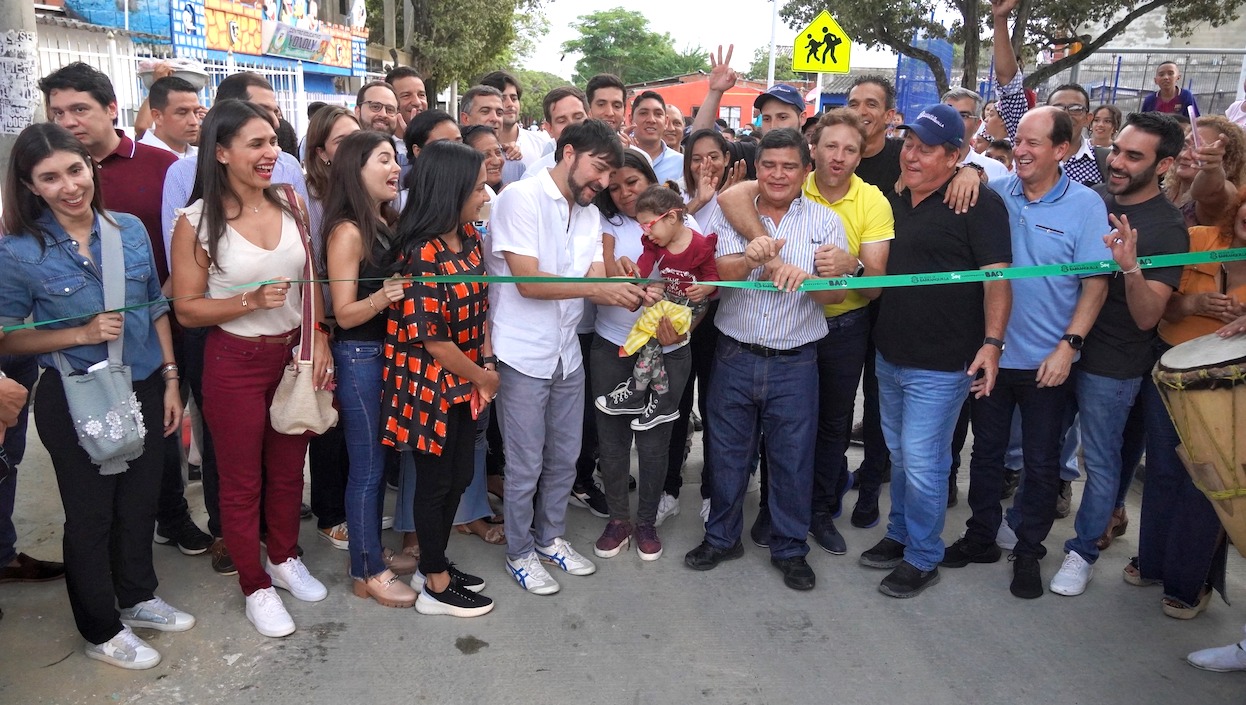 Corte simbólico de la cinta durante la entrega de las vías.