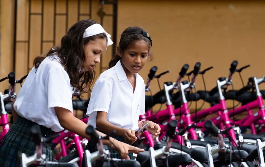 300 niñas y 300 niños de los colegios Miguel Antonio Lengua Navas y el Divino Niño de la Madera recibieron del corredor australiano estas "herramientas" que les facilitará su vida diaria.