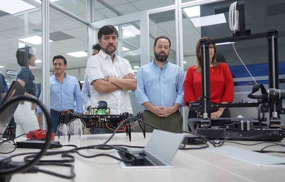 El Alcalde Jaime Pumarejo observando el trabajo de los jóvenes.