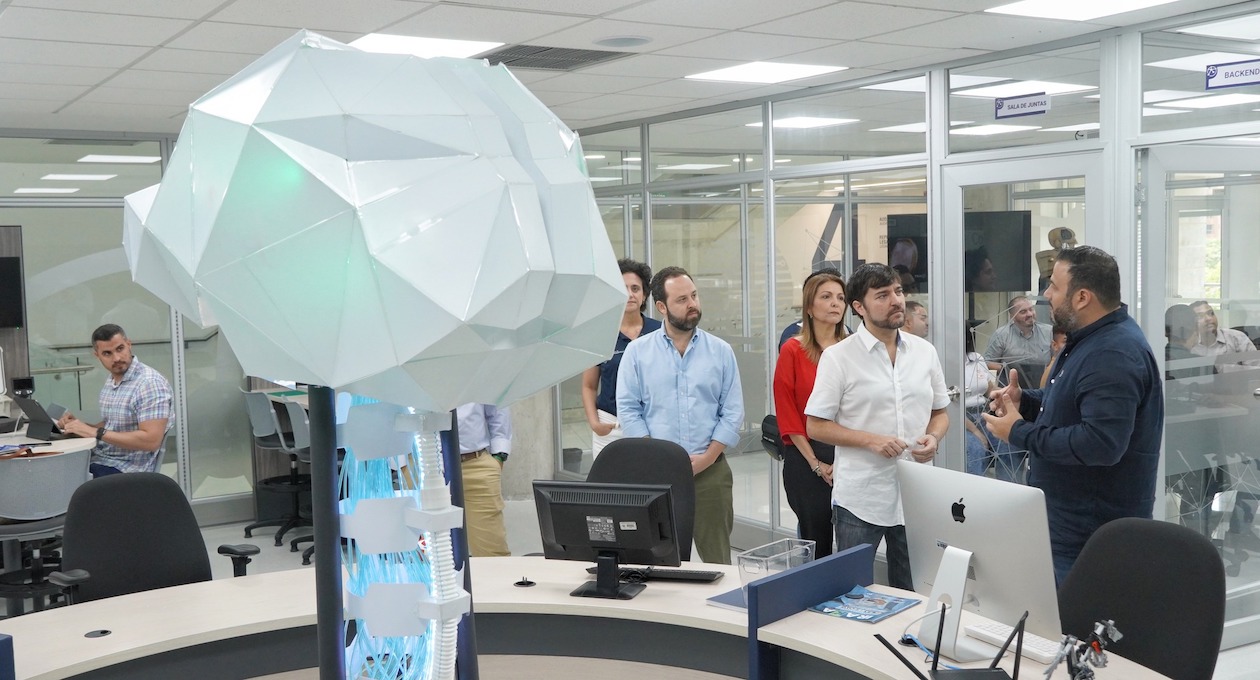 El Alcalde Jaime Pumarejo observando el trabajo de los jóvenes.