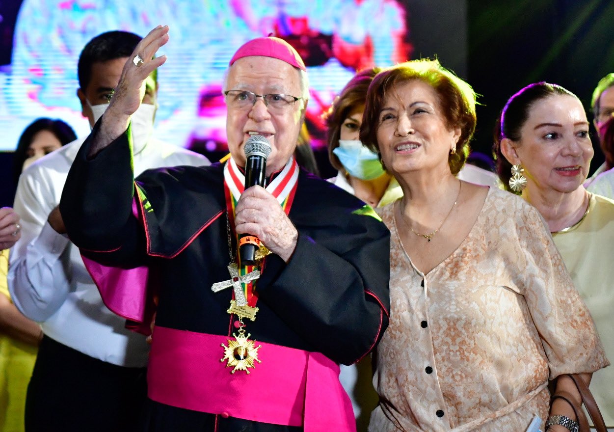 El homenajeado monseñor Víctor Tamayo.