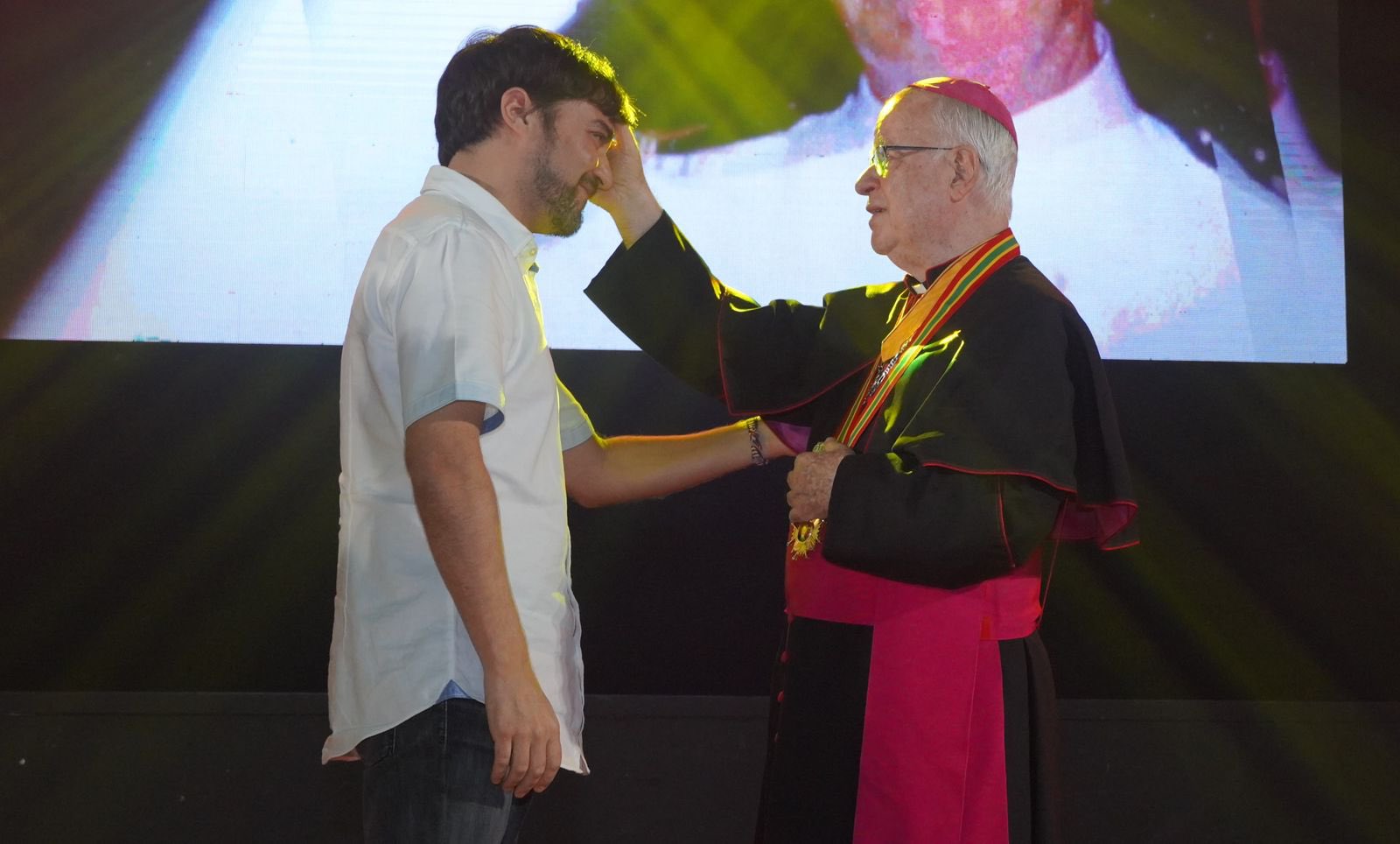 El alcalde de Barranquilla, Jaime Pumarejo, en el homenaje a monseñor Víctor Tamayo.