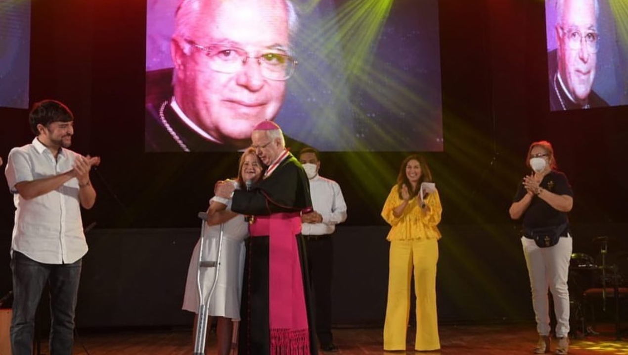El alcalde de Barranquilla, Jaime Pumarejo, y la gobernadora Elsa Noguera, durante el homenaje a Víctor Tamayo.