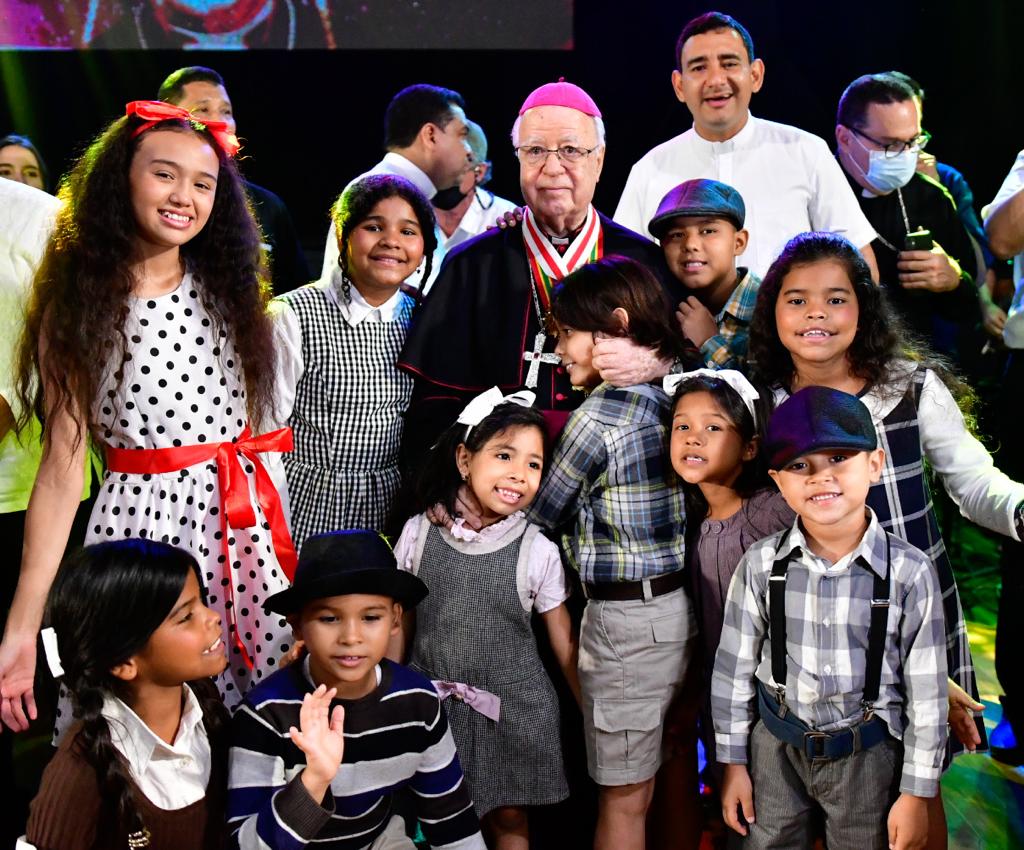 Niños hicieron parte del homenaje a monseñor Víctor Tamayo.