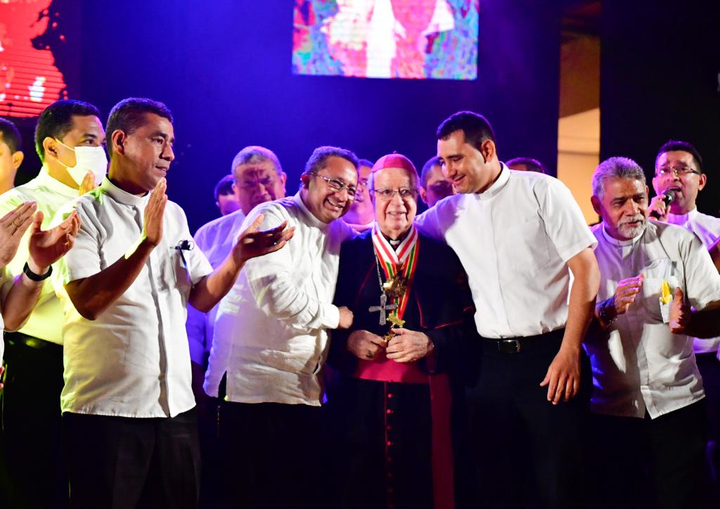 Homenaje a monseñor Víctor Tamayo.