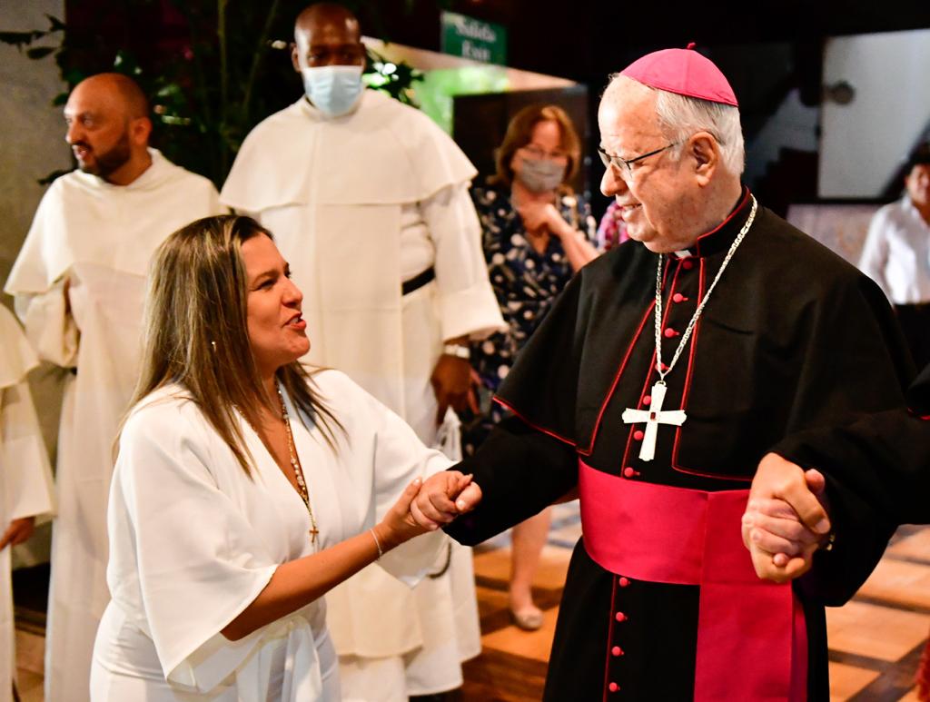 La secretaria de Cultura, Diana Acosta, saluda a monseñor Víctor Tamayo.
