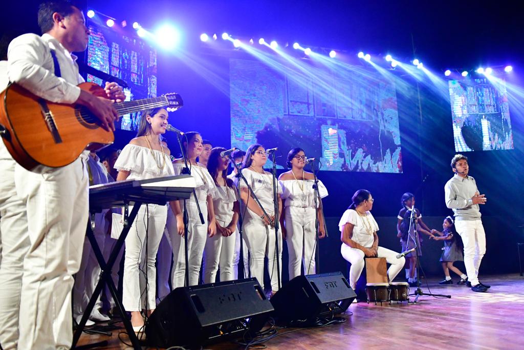 Músicos participan del homenaje a Víctor Tamayo.