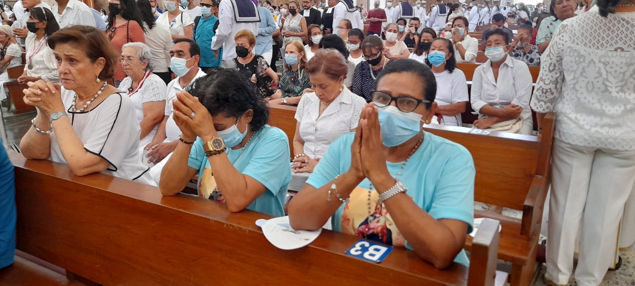 Feligreses de diferentes parroquias y grupos apostólicos participan del homenaje a monseñor Víctor Tamayo.