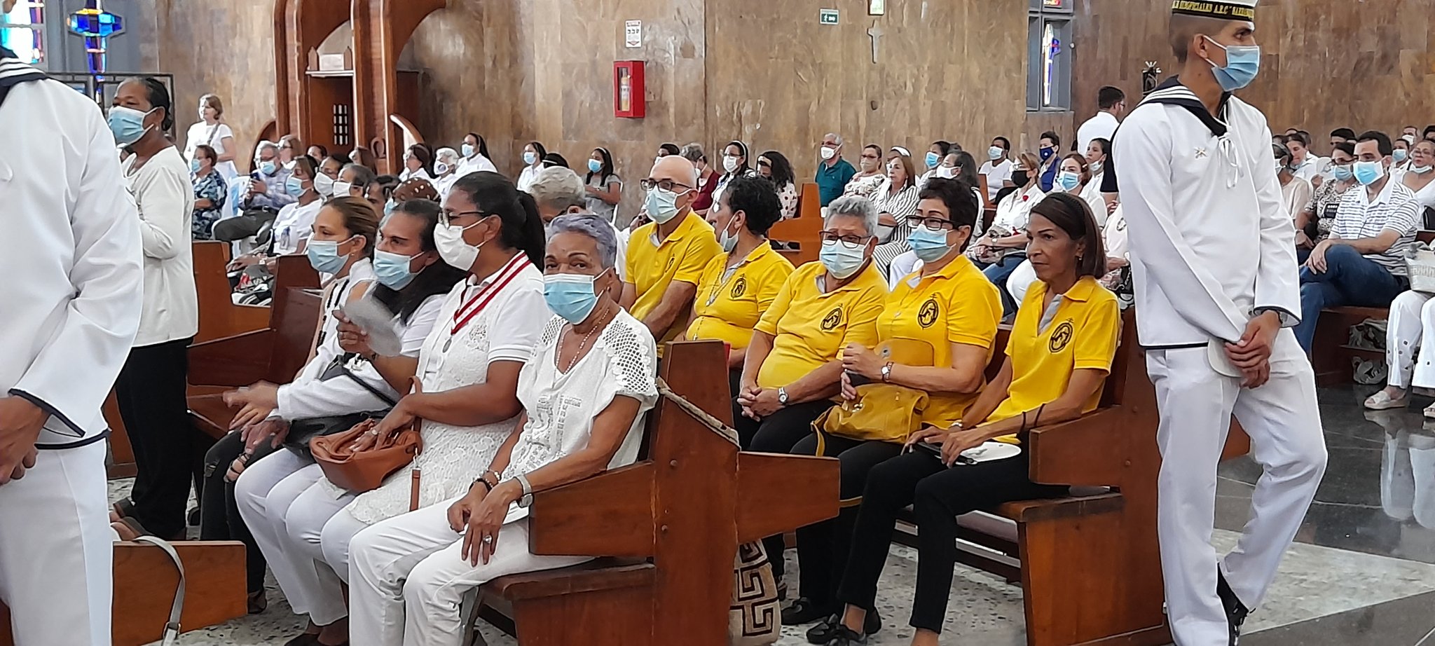Feligreses de diferentes parroquias y grupos apostólicos participan del homenaje a monseñor Víctor Tamayo.