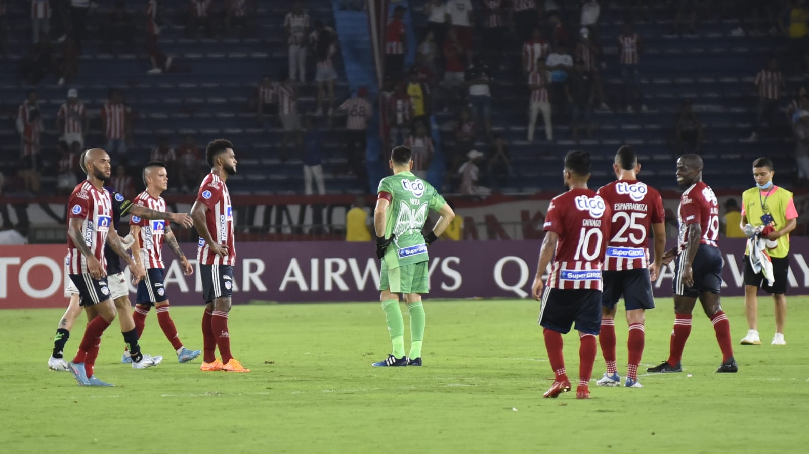 La cara de derrota de los junioristas en el Metropolitano.