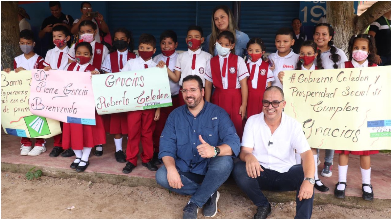 El alcalde de Baranoa, Roberto Celedón, y el director de Prosperidad Social, Pierre García, con estudiantes.