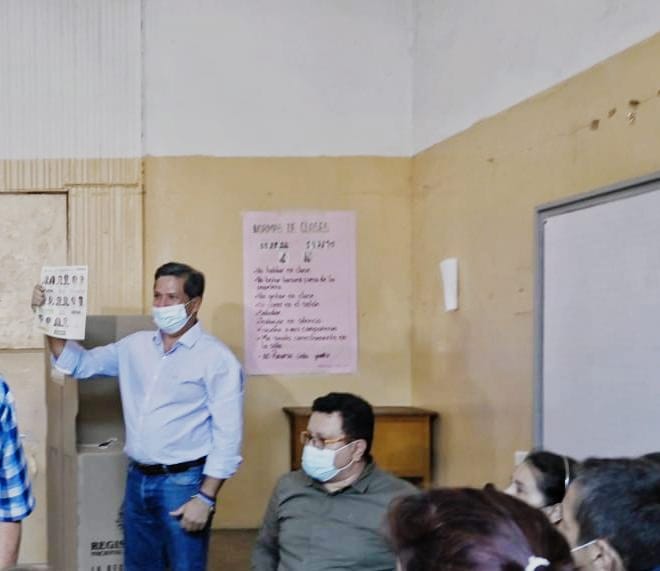 Rodrigo Lara, fórmula vicepresidencial de Fico Gutiérrez, durante su ejercicio del voto.