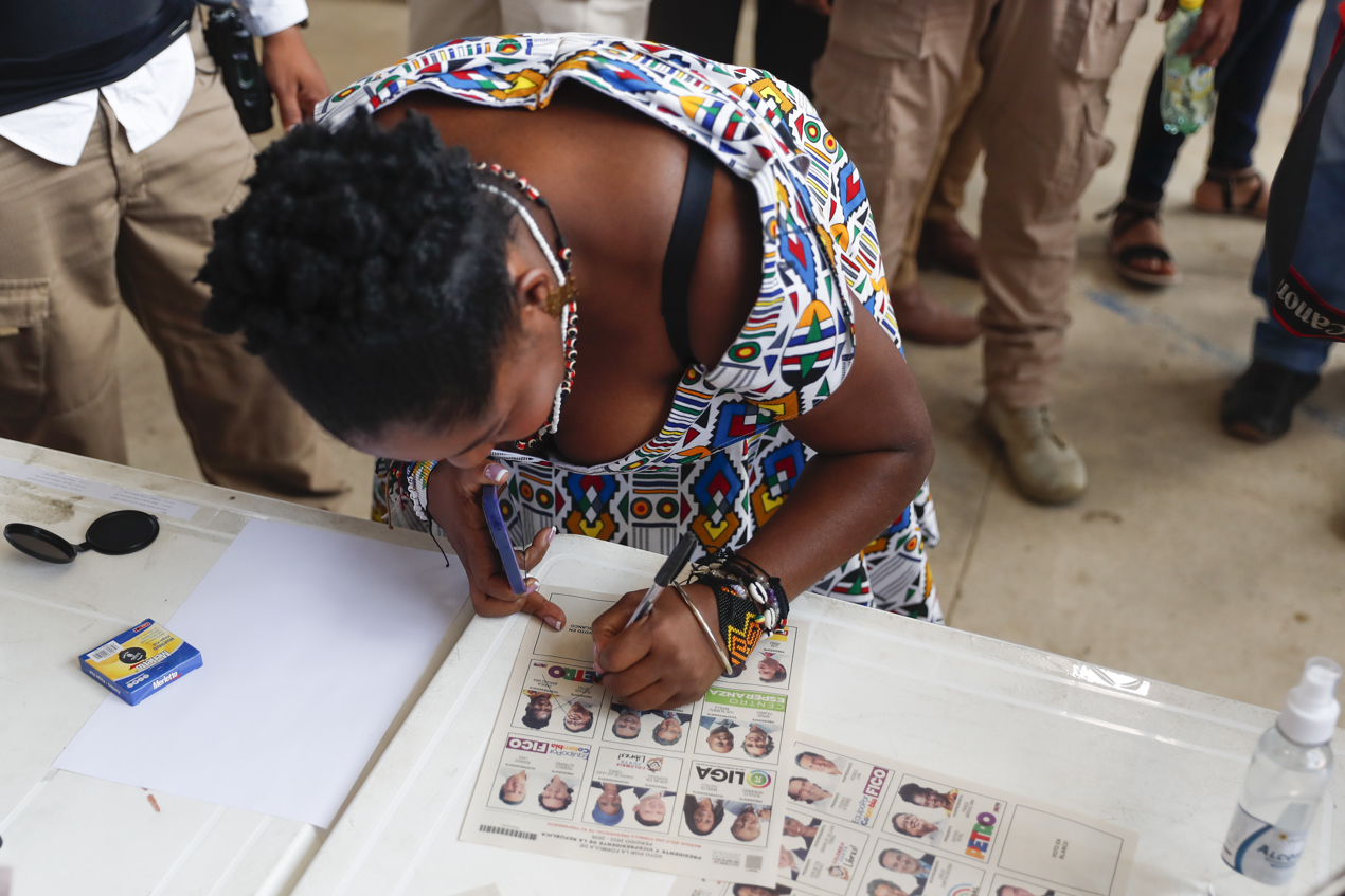 Francia Márquez firma la planilla de su voto en Suárez, Cauca.