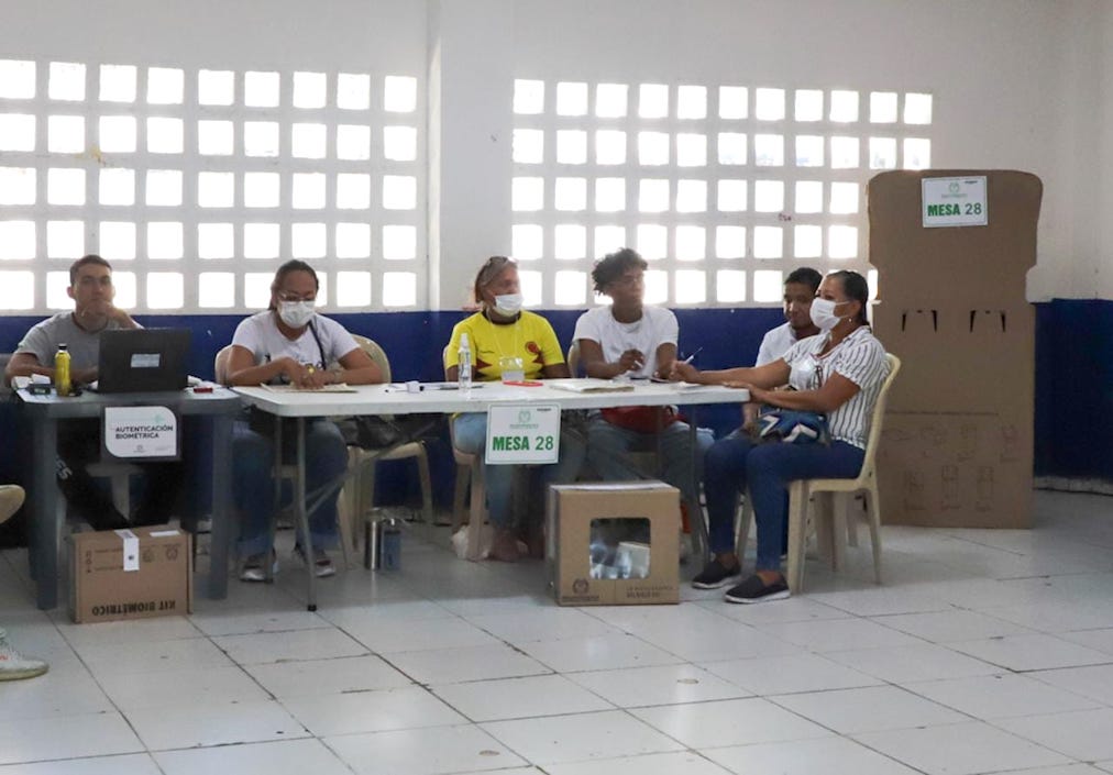 Los jurados esperando a los votantes en el Colegio Dolores María Ucrós.