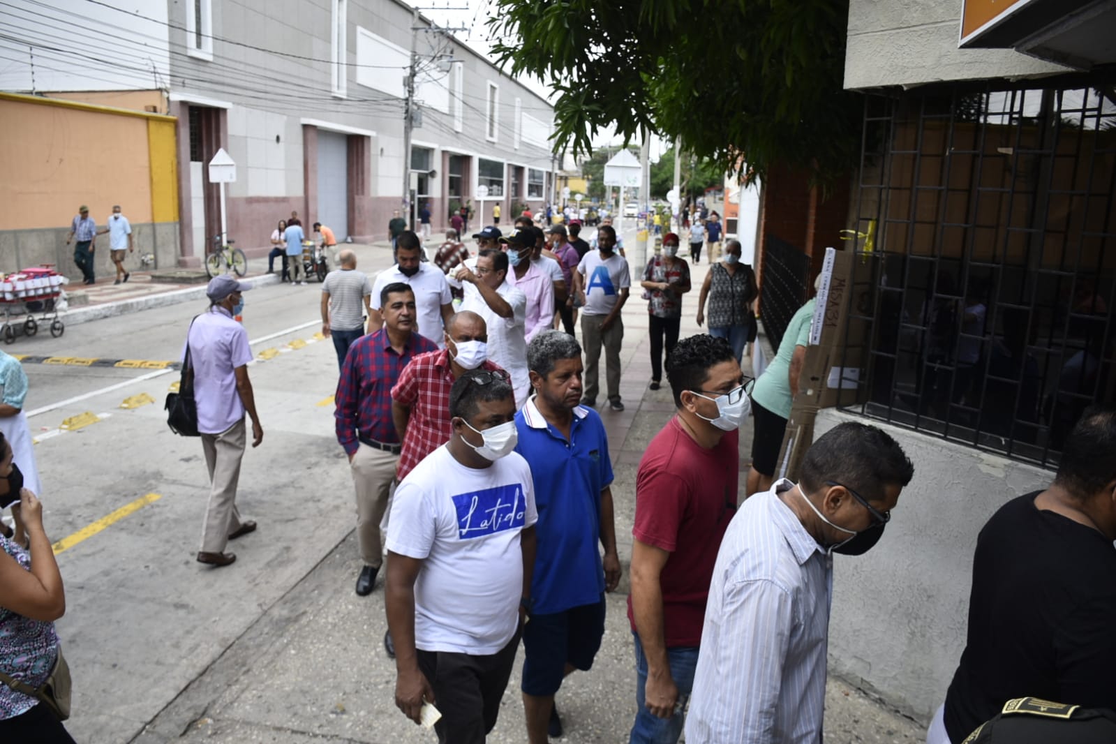 Votantes en el Colegio Mayor del Atlántico.