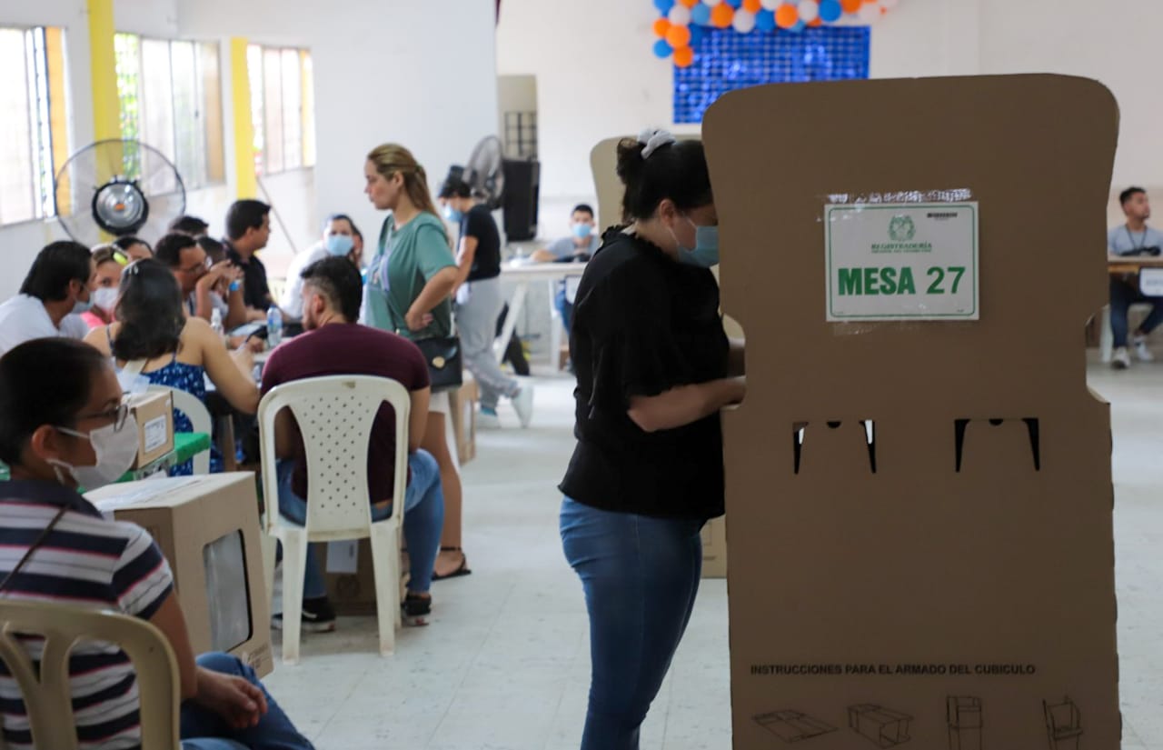 Mujer marca el tarjetón. 