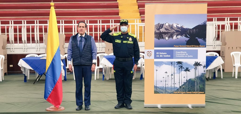 El Cónsul General de Colombia en Quito, Juan Carlos Rojas, en la apertura de las elecciones.