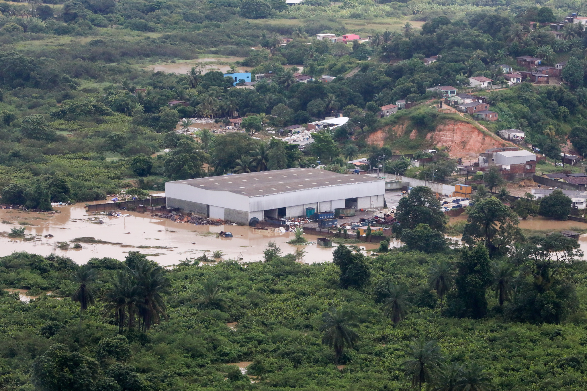 Sobrevuelo de Presidente de Brasil, Jair Bolsonaro, sobre zonas afectadas por lluvia.
