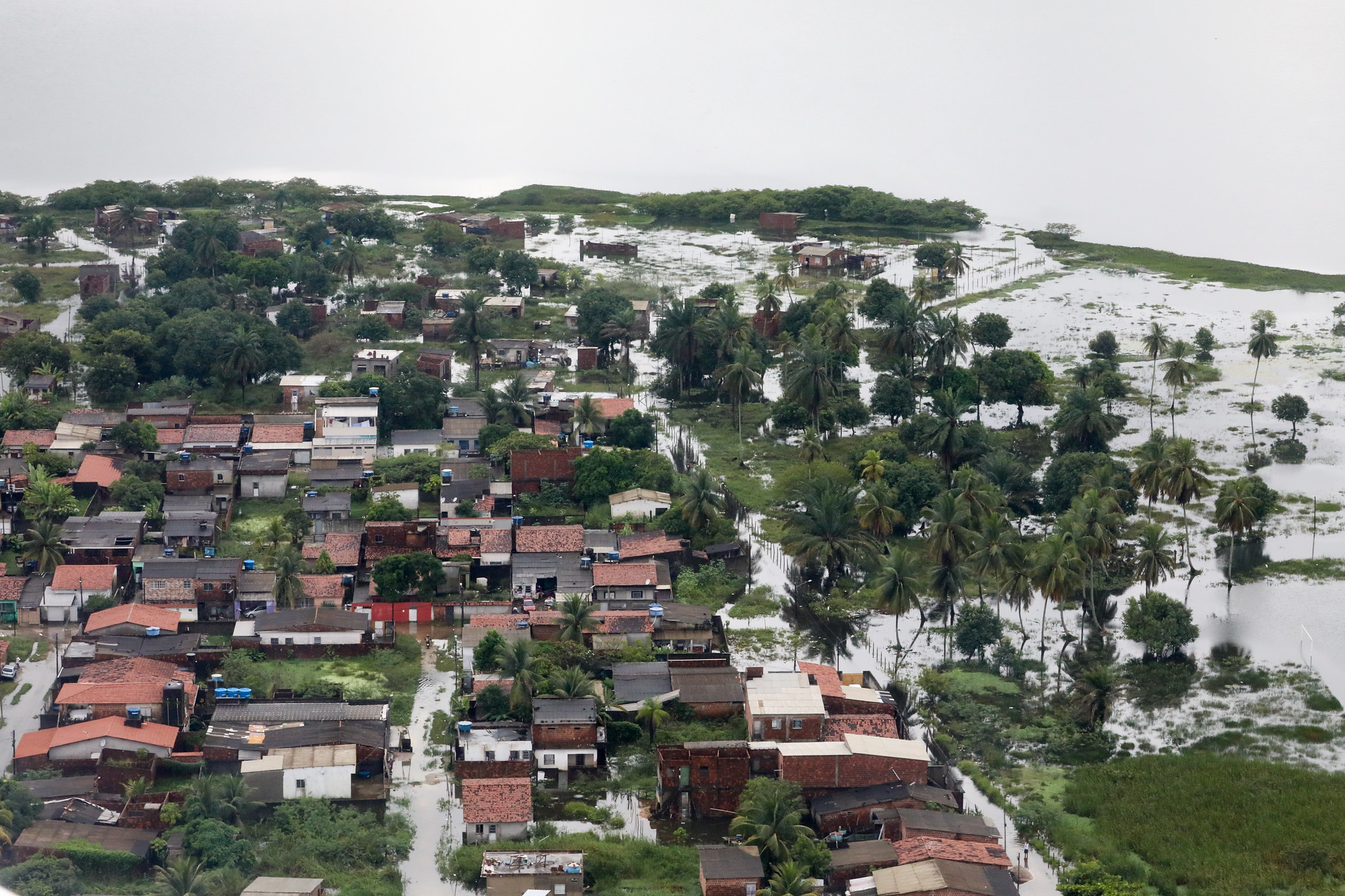 Sobrevuelo de Presidente de Brasil, Jair Bolsonaro, sobre zonas afectadas por lluvia.