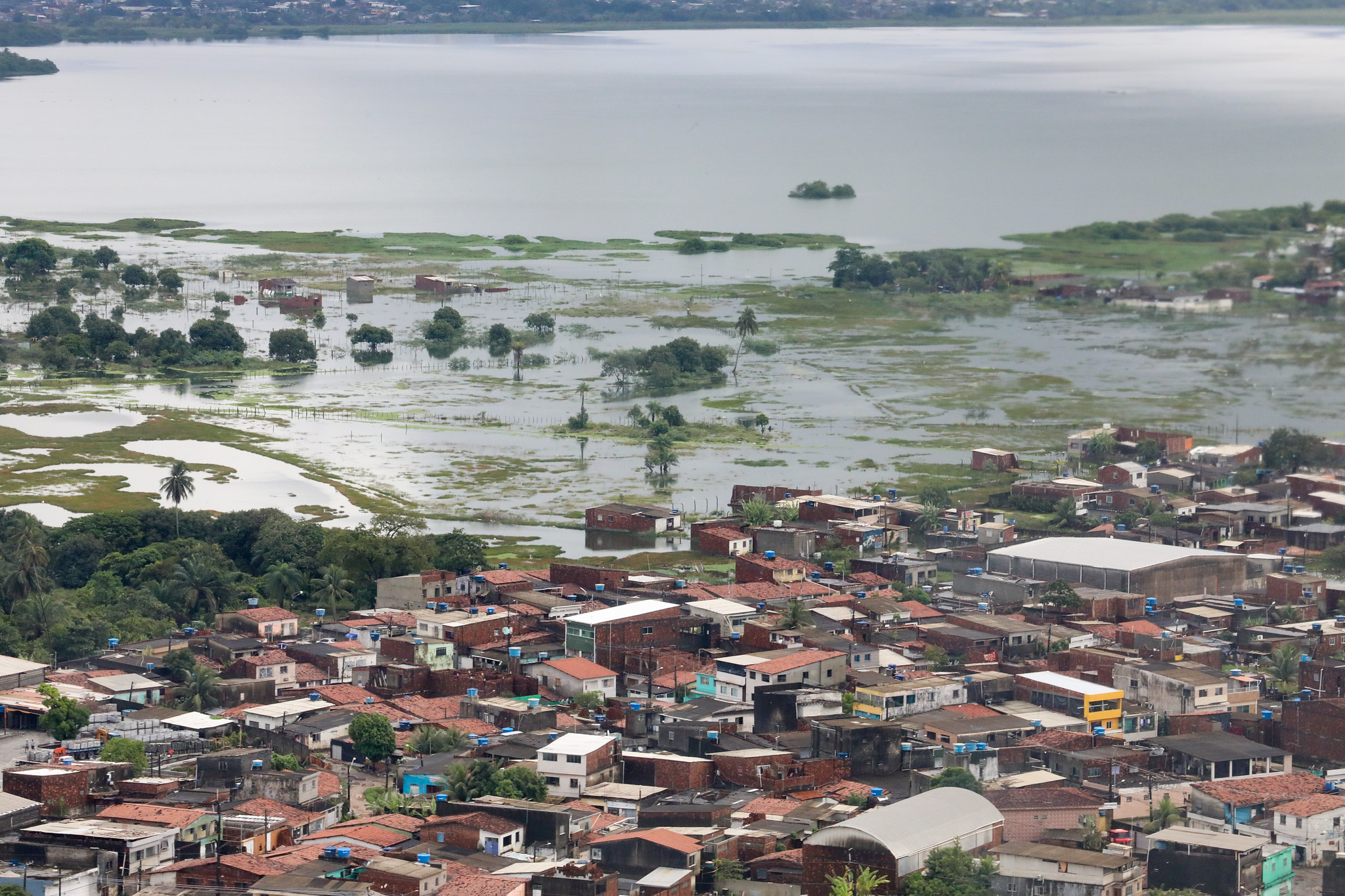 Sobrevuelo de Presidente de Brasil, Jair Bolsonaro, sobre zonas afectadas por lluvia.